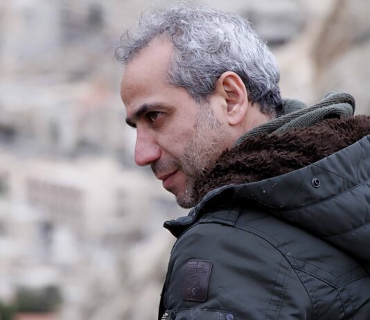 “الدجاج السياسي”.. شهادة فنان ناج من سجون الأسد