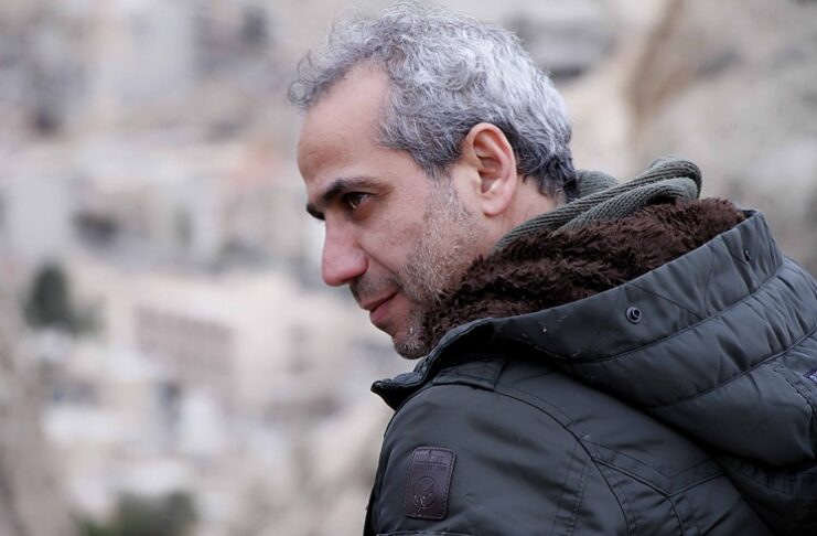 “الدجاج السياسي”.. شهادة فنان ناج من سجون الأسد