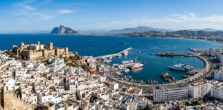 «طنجة الآثمة» كما وصفها محمود درويش.. لماذا ظلت المدينة تغوي العالم؟ منظر لمدينة طنجة المغربية والبحر المتوسط من جهة القصبة