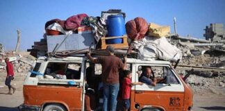 سيارات غزة.. الوحيدة التي لا تخون سيارة فولكسفاغن محمّلة بأمتعة عائلة نازحة وسط الدمار في غزة