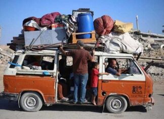سيارات غزة.. الوحيدة التي لا تخون سيارة فولكسفاغن محمّلة بأمتعة عائلة نازحة وسط الدمار في غزة