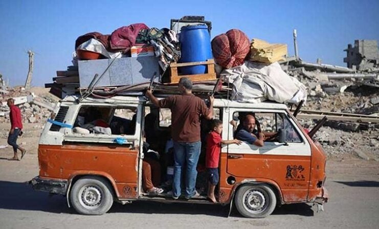 سيارات غزة.. الوحيدة التي لا تخون سيارة فولكسفاغن محمّلة بأمتعة عائلة نازحة وسط الدمار في غزة