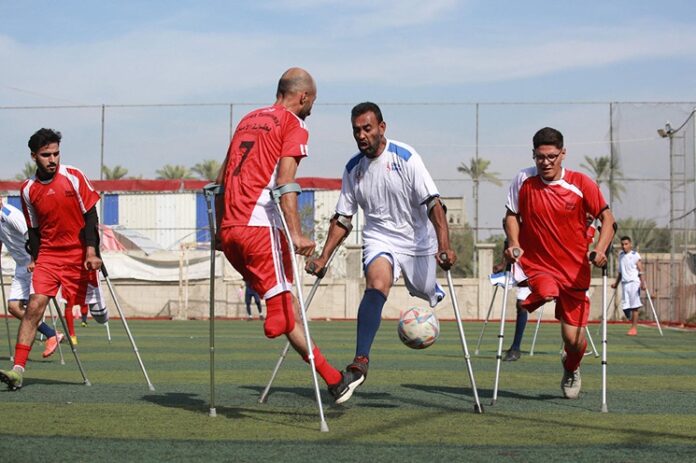 لاعبو كرة قدم فلسطينيون مبتورو الأطراف يتنافسون باستخدام العكازات خلال بطولة الأمل في دير البلح وسط قطاع غزة