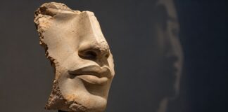 جمال ما تبقّى.. لماذا لا يريد المتحف إصلاح كل تمثال مكسور؟ جزء أثري من الحجر الجيري المتصلّب منسوب إلى وجه أخناتون، يظهر فيه الأنف والشفتان بينما بقية الوجه مفقودة.