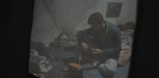«غزة 13»: حين تستعيد السينما الفلسطينية الإنسان من قبضة الخبر أب وابنته داخل خيمة في لقطة من فيلم غزة 13 للمخرج حسام أبو دان