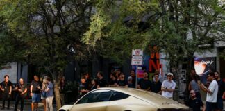 سيارة بلا مقود.. ماذا يحدث للتصميم حين يصبح الإنسان مجرد راكب؟ مقصورة Tesla Cybercab ذاتية القيادة من دون مقود أو دواسات