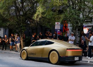 سيارة بلا مقود.. ماذا يحدث للتصميم حين يصبح الإنسان مجرد راكب؟ مقصورة Tesla Cybercab ذاتية القيادة من دون مقود أو دواسات