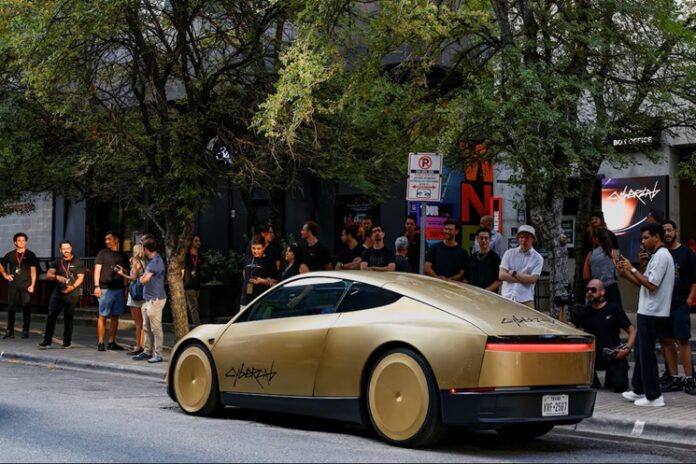 مقصورة Tesla Cybercab ذاتية القيادة من دون مقود أو دواسات