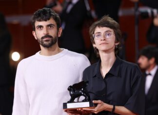 نتنياهو يقول إن الفيلم الوثائقي «نازا» عن غزة يمثل «تحريضاً صادماً» يوفال أبراهام وراشيل تسور مخرجا فيلم نازا يحملان جائزتهما في مهرجان البندقية السينمائي