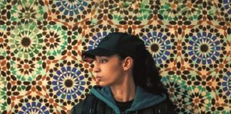 السينما الفرنسية ليست فرنسية فقط.. معرض يستعيد 60 عاماً من الإبداع المغاربي صورة الملصق الرسمي لمعرض «تاريخ من السينما الفرنسية: إرث مغاربي» في المتحف الوطني لتاريخ الهجرة بباريس