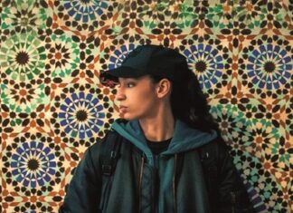 السينما الفرنسية ليست فرنسية فقط.. معرض يستعيد 60 عاماً من الإبداع المغاربي صورة الملصق الرسمي لمعرض «تاريخ من السينما الفرنسية: إرث مغاربي» في المتحف الوطني لتاريخ الهجرة بباريس