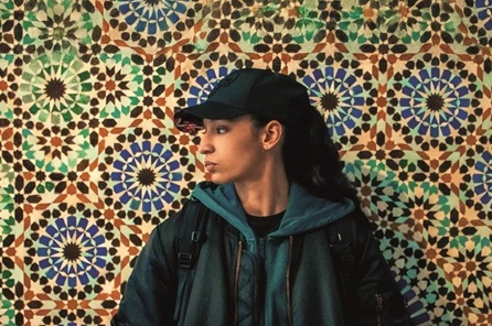 صورة الملصق الرسمي لمعرض «تاريخ من السينما الفرنسية: إرث مغاربي» في المتحف الوطني لتاريخ الهجرة بباريس